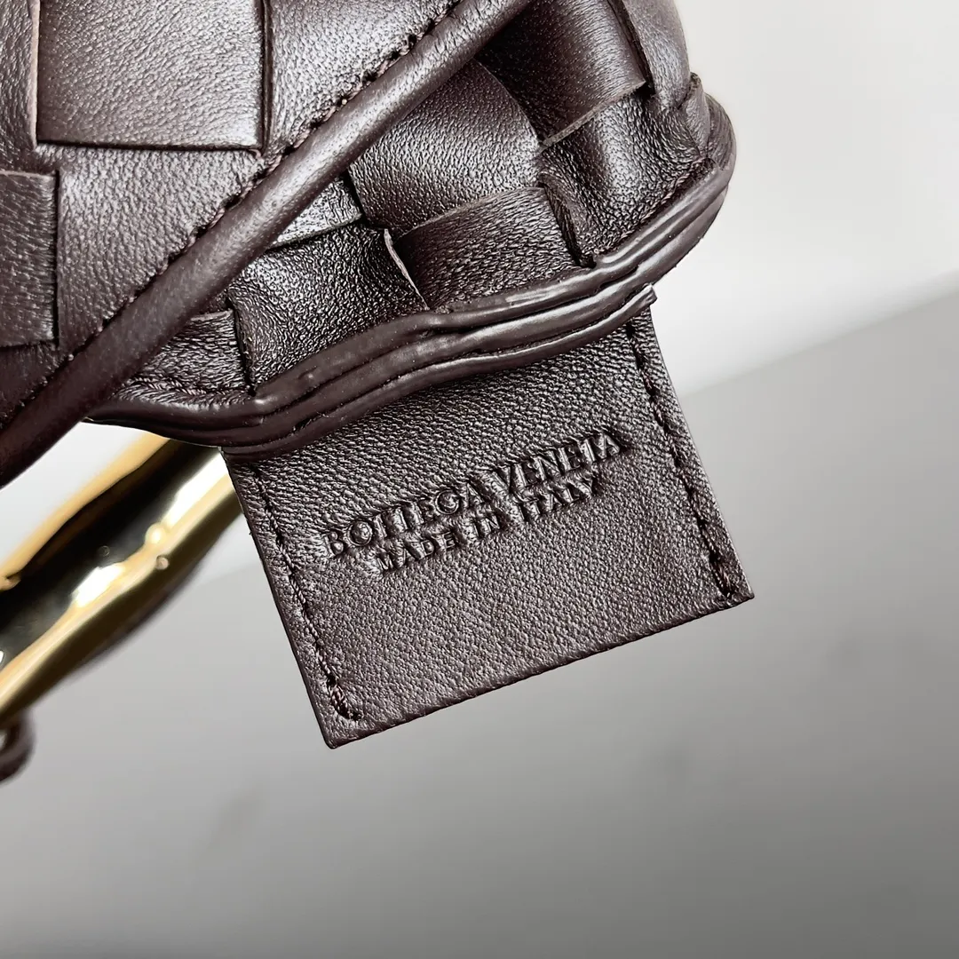 Batch of 1260 BV Mini Sardine is coming‼ ️Super high-end, stainless steel hardware + 24k real gold plating process, fish scales (concave and convex positions) are the finishing touch, the sardine bag that can be carried cross-body is completely beautiful to the heart. The metal element handle and the weaving are perfectly combined to completely integrate the artistic sense and elegance and fashion. It is really like a work of art🏺The large size is elegant, the small size is exquisite and cute, a must-have item for fashionistas, and the details are perfectly reproduced. Style number: 744267 Size 20*12*2.5